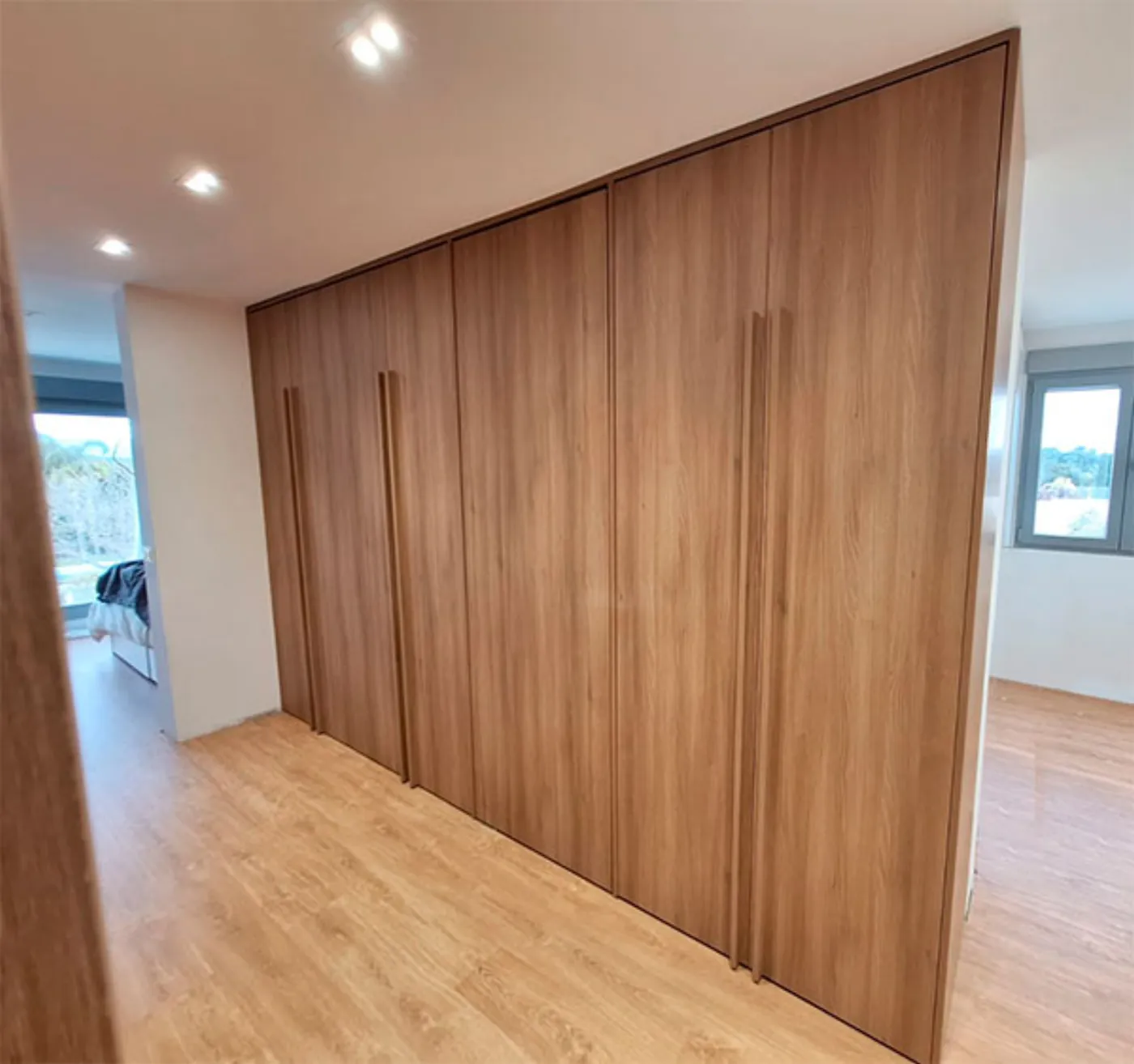 Puertas pivotantes en armarios y vestidores: un paso discreto hacia otra estancia