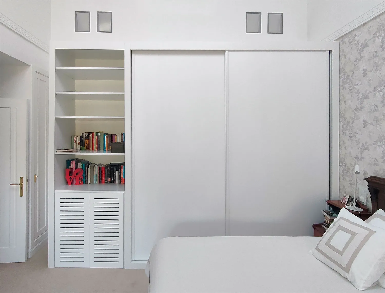 Armario con librería y cubreradiador