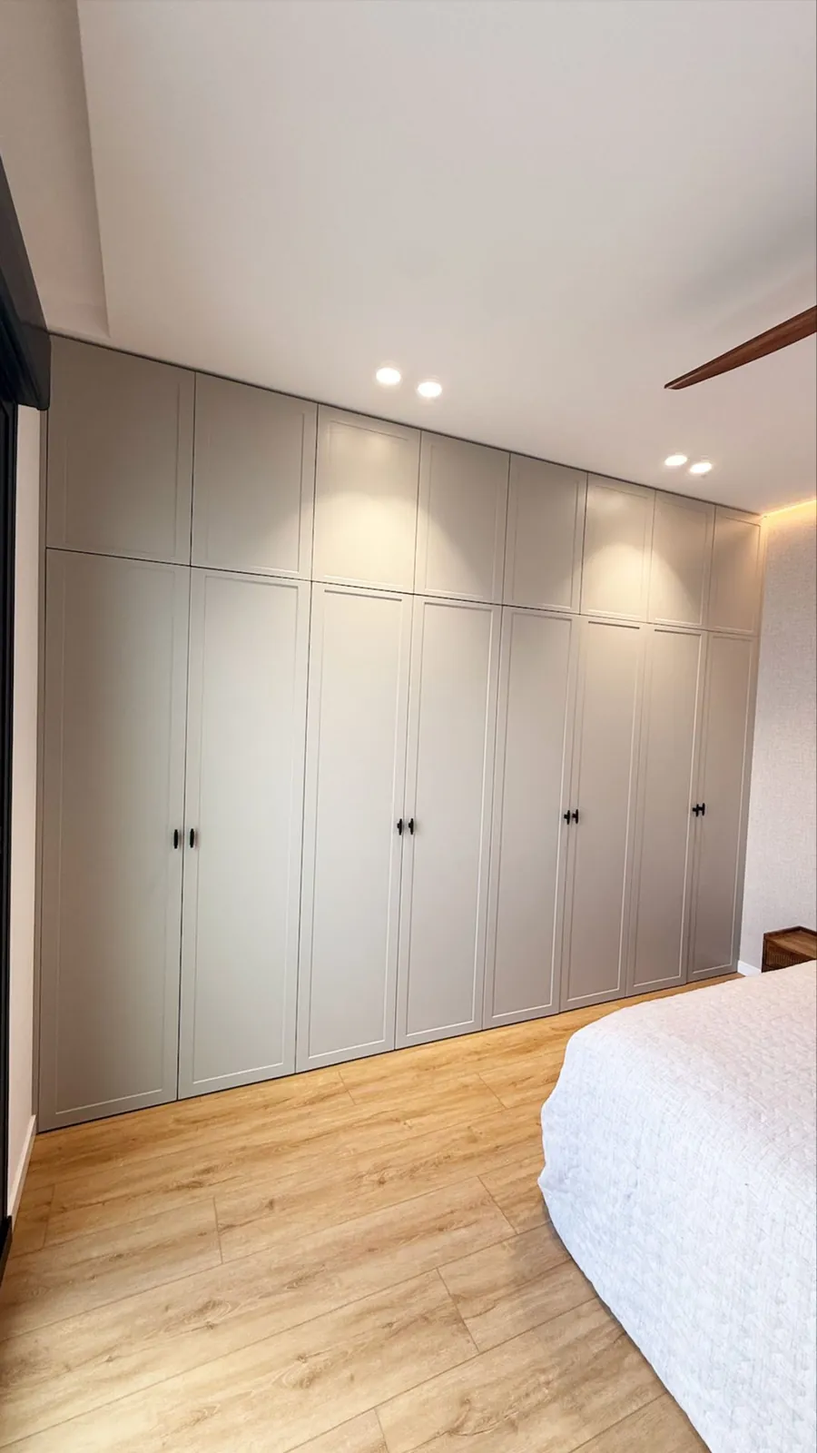 El armario corredero en dos colores con tiradores fabricados en la puerta