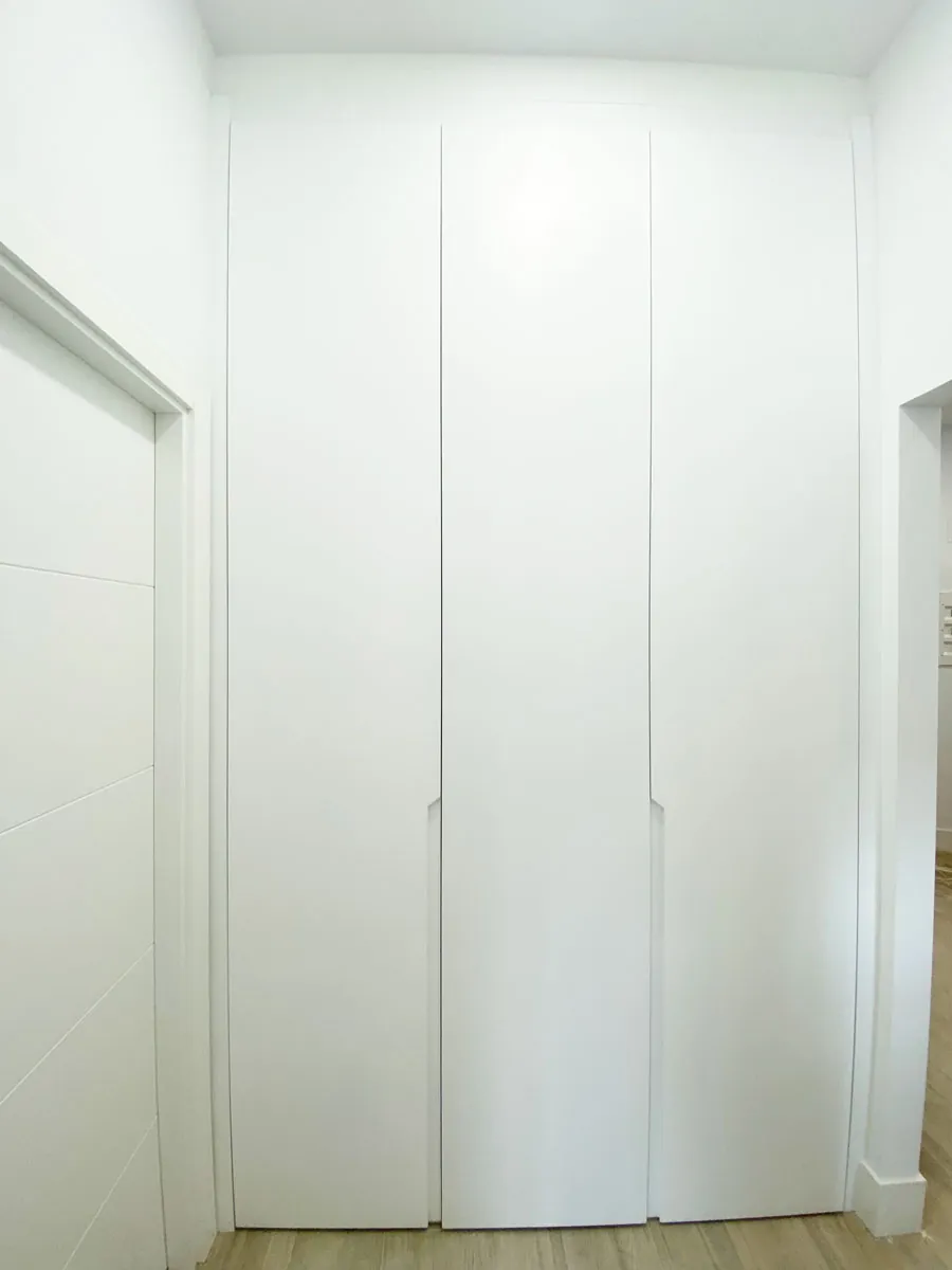 Armarios abatibles blancos con uñero