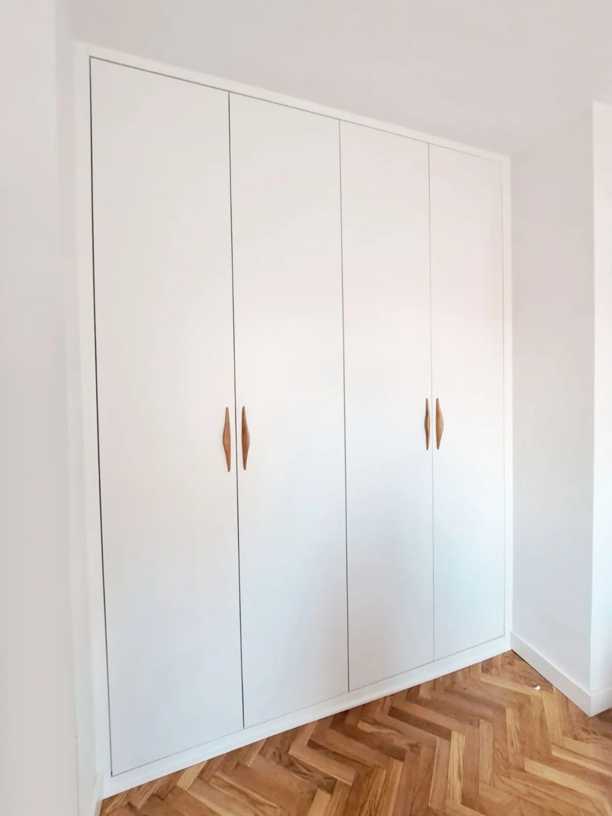 Armarios blancos con tiradores de madera