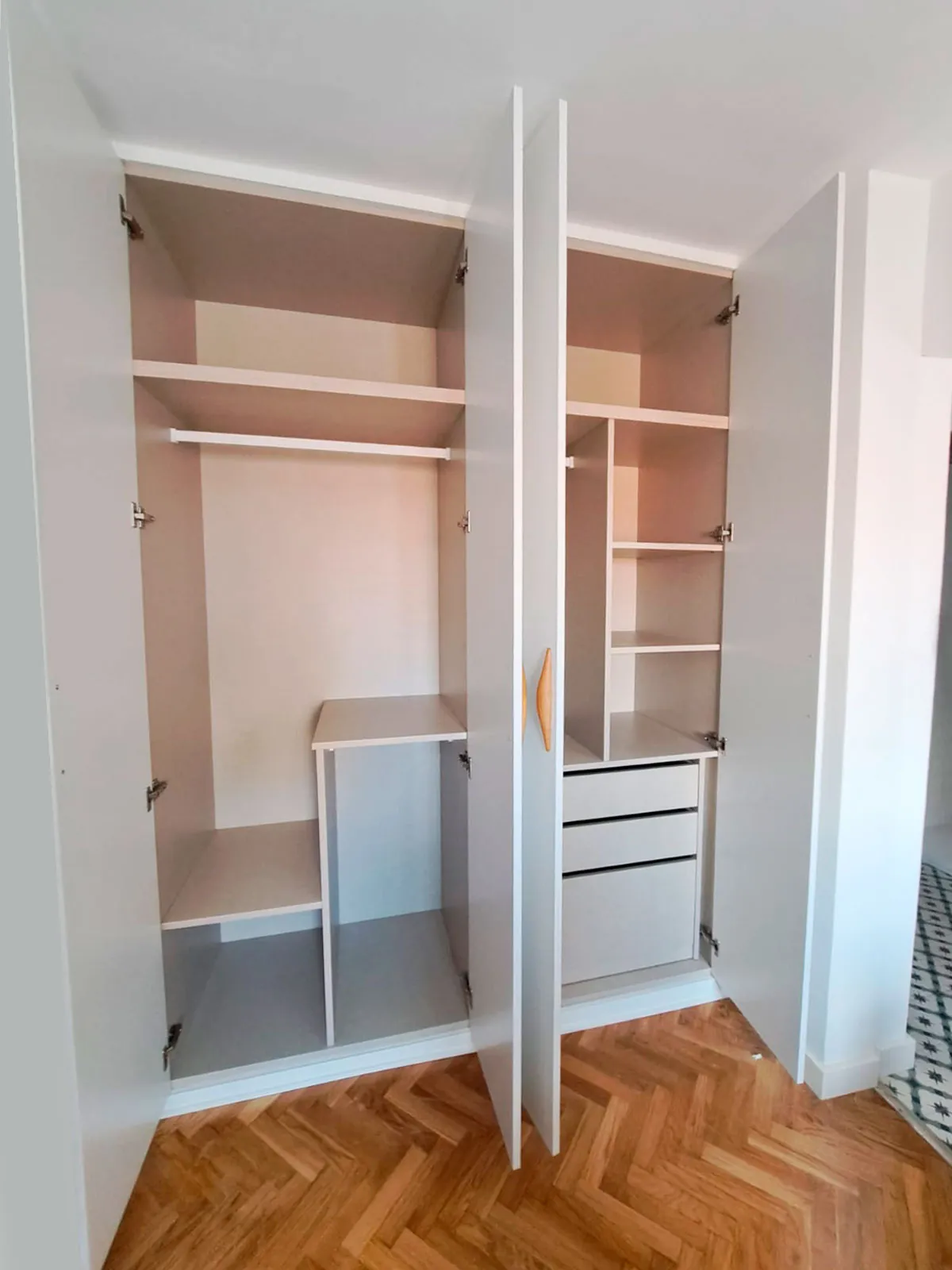 Armarios blancos con tiradores de madera