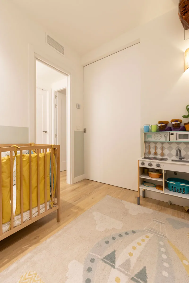 Dos habitaciones convertidas en una a través de una puerta invisible
