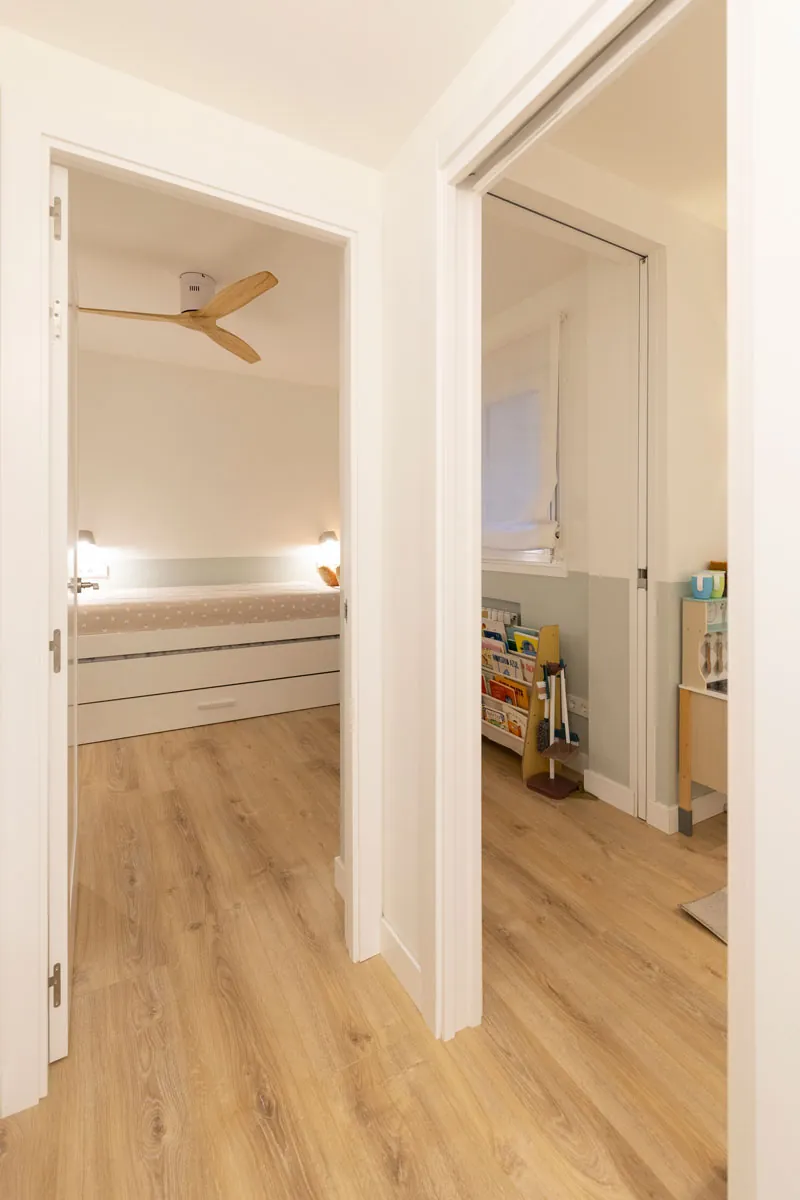 Dos habitaciones convertidas en una a través de una puerta invisible