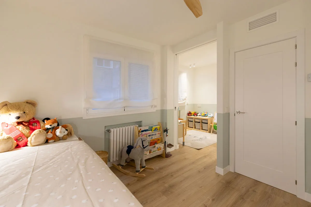 Dos habitaciones convertidas en una a través de una puerta invisible