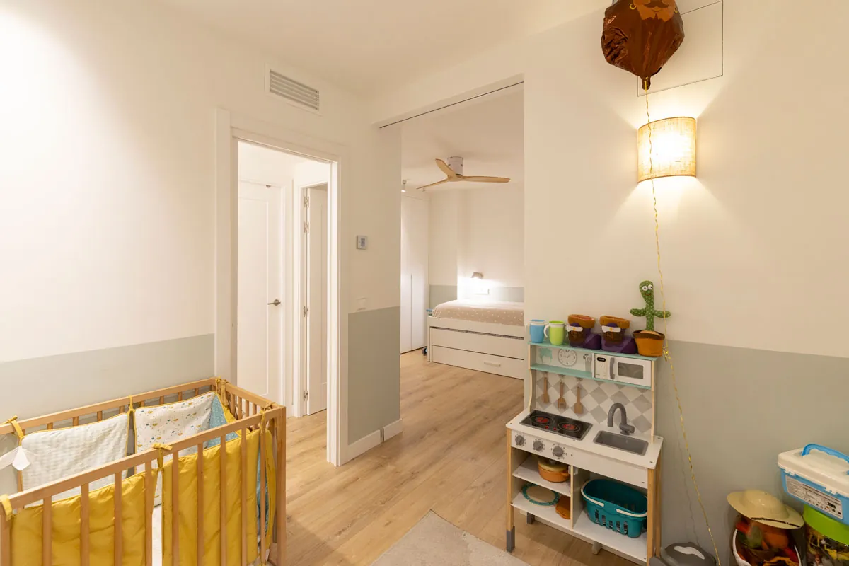 Dos habitaciones convertidas en una a través de una puerta invisible