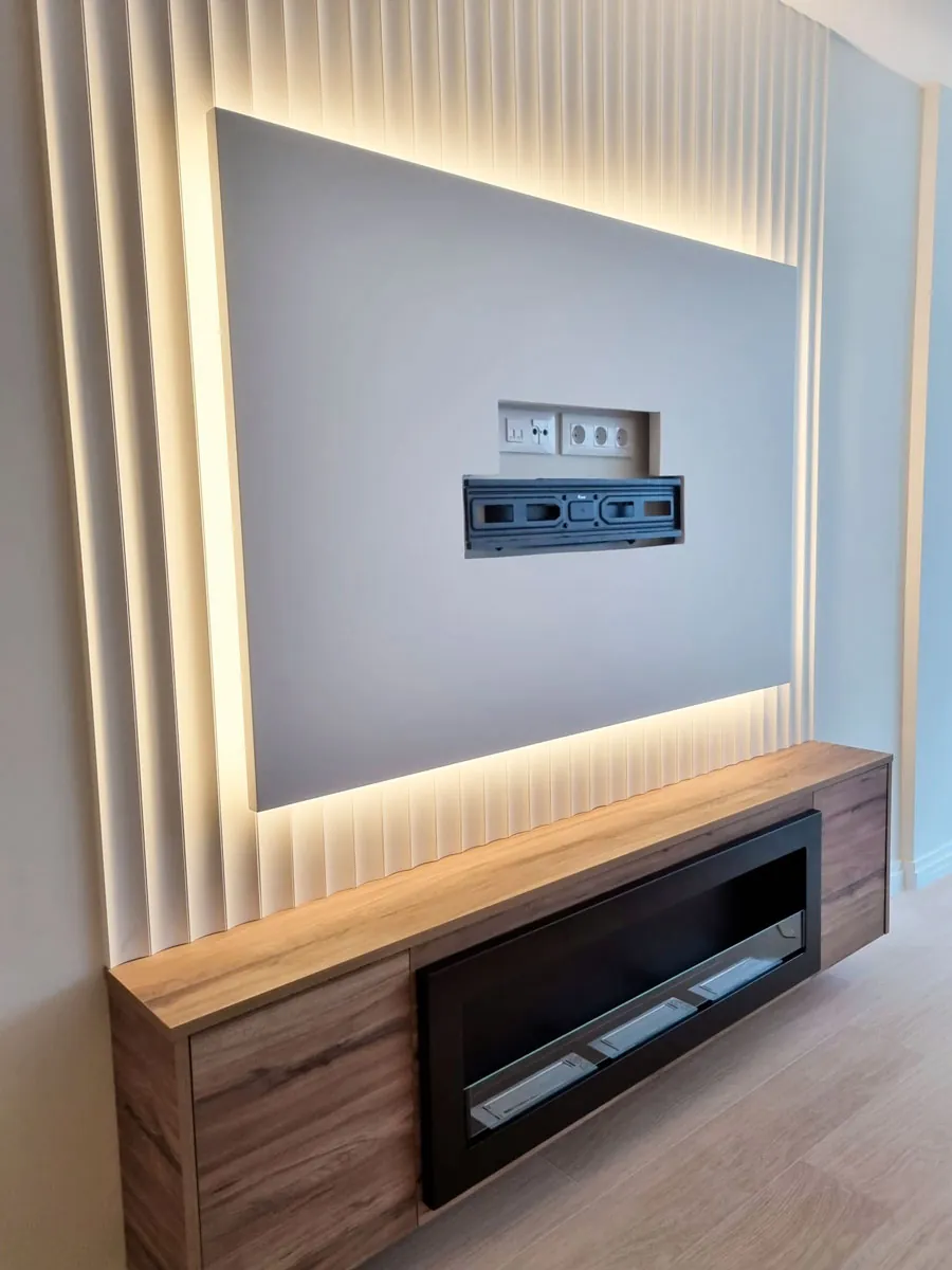Un mueble de tv con chimenea integrada
