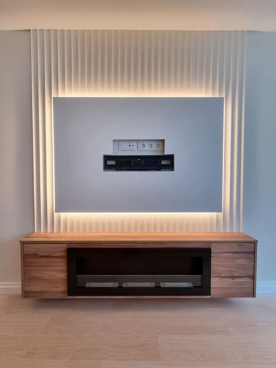 Un mueble de tv con chimenea integrada