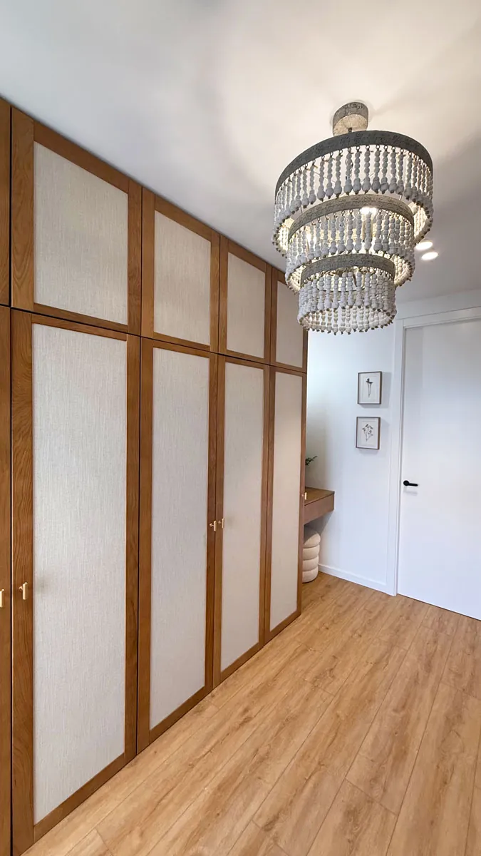 Un vestidor artesanal: con puertas enmarcadas de roble y lino