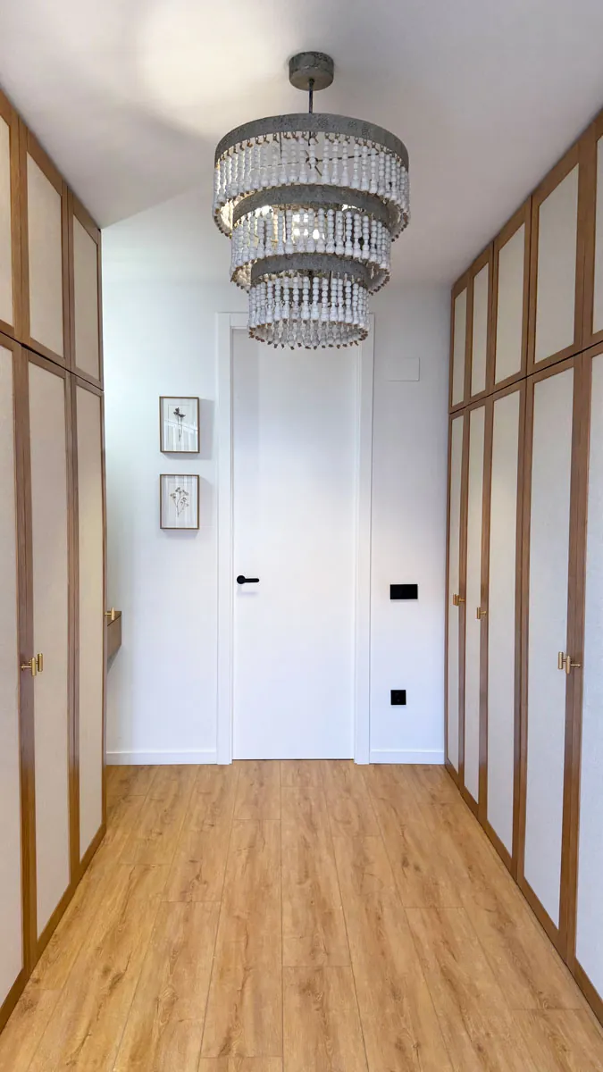 Un vestidor artesanal: con puertas enmarcadas de roble y lino
