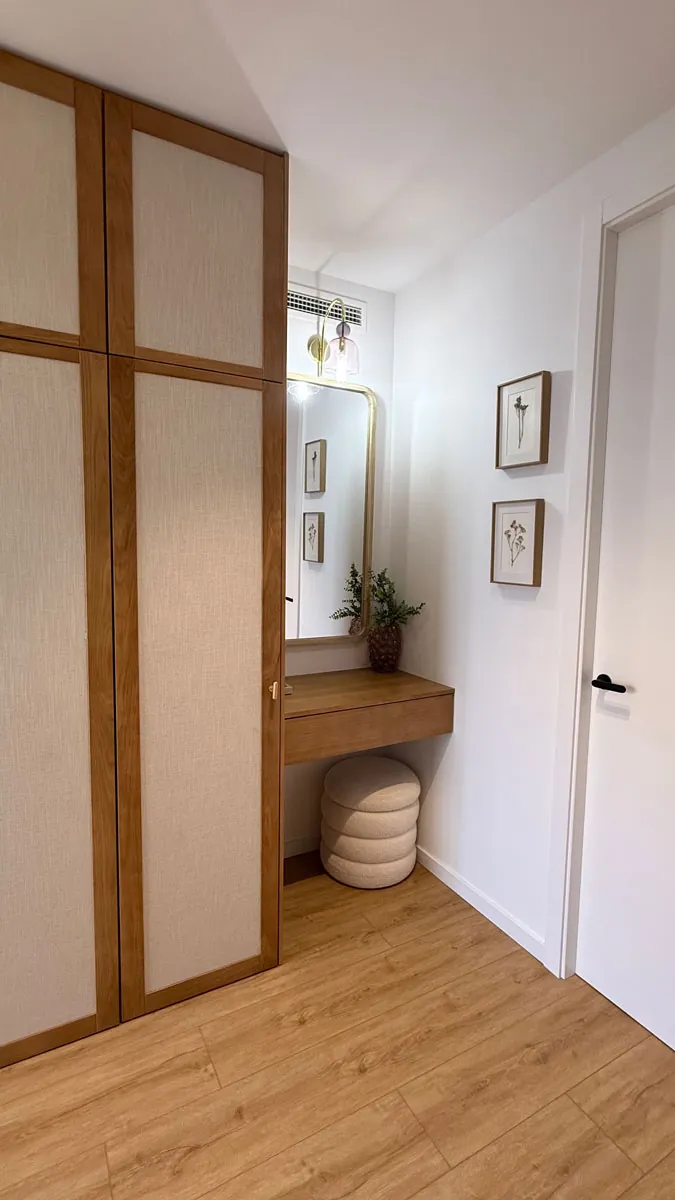 Un vestidor artesanal: con puertas enmarcadas de roble y lino