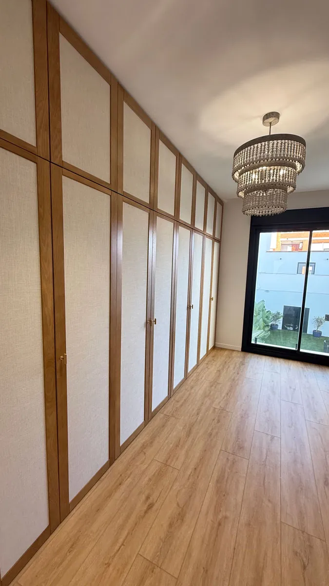 Un vestidor artesanal: con puertas enmarcadas de roble y lino