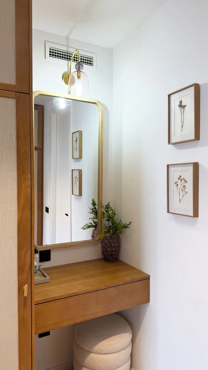 Un vestidor artesanal: con puertas enmarcadas de roble y lino