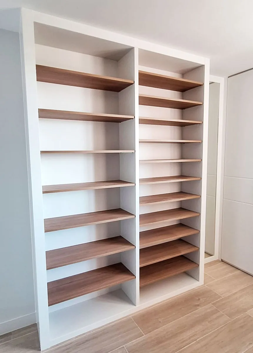 Un vestidor que combina madera y blanco