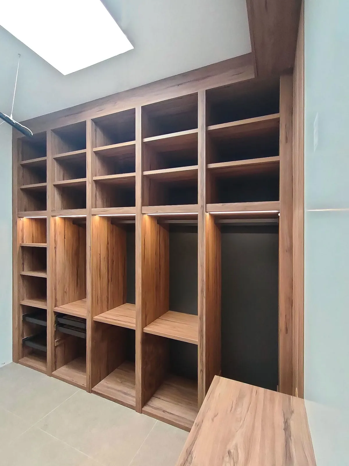 Vestidor con pared panelada y tocador volado