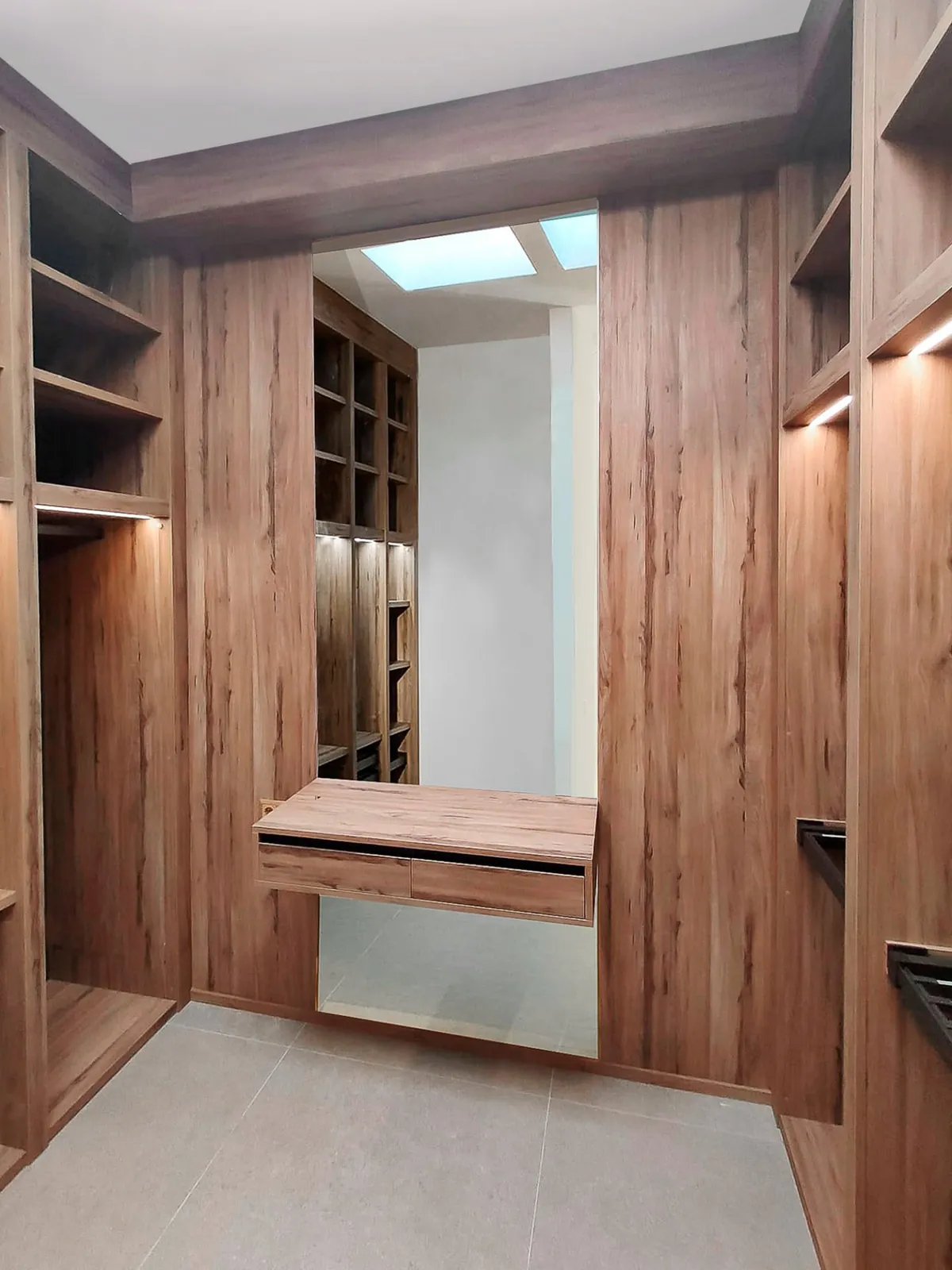 Vestidor con pared panelada y tocador volado