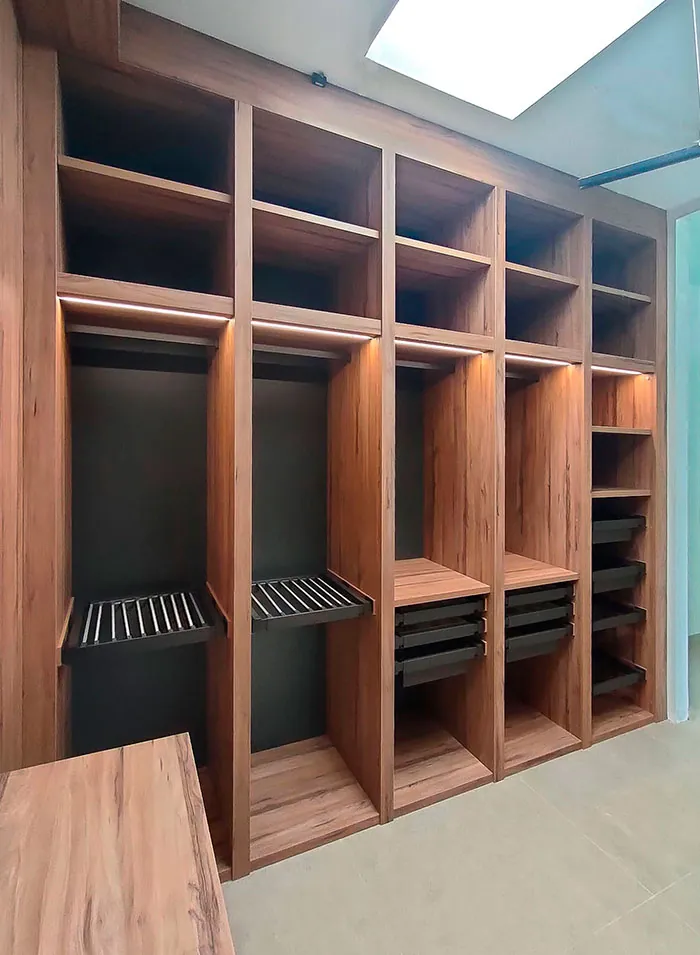 Vestidor con pared panelada y tocador volado