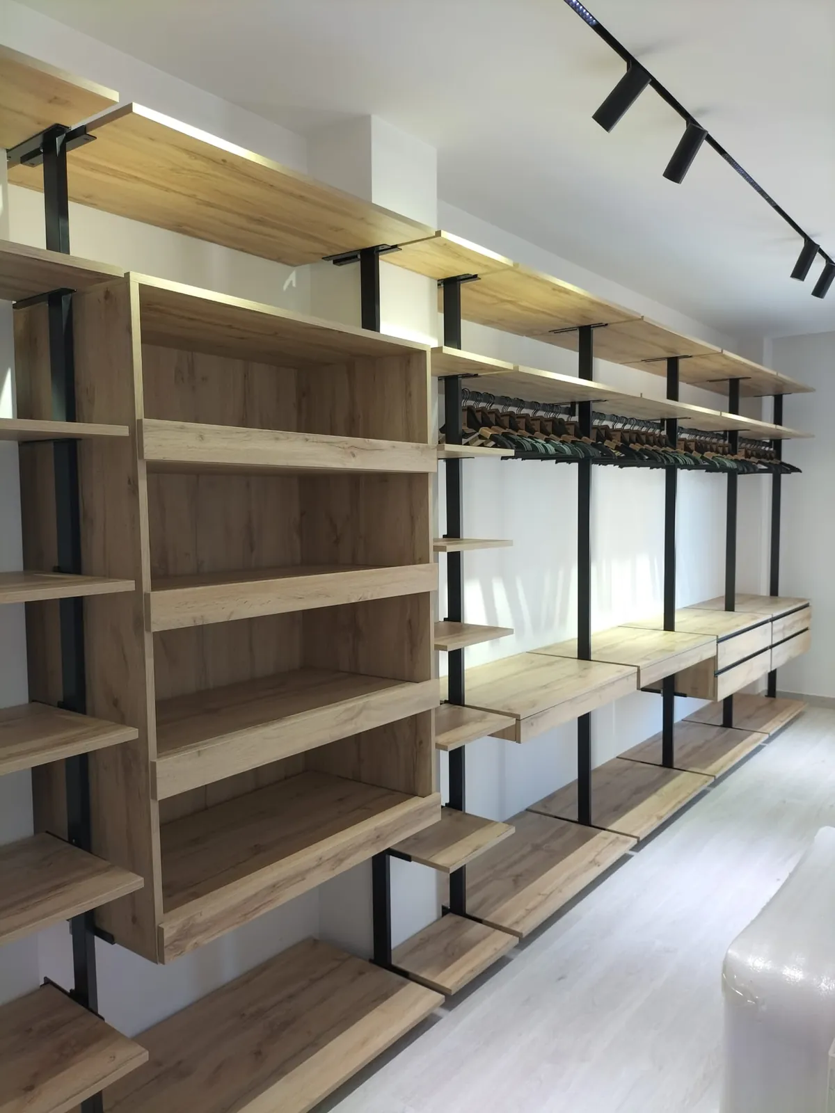 Vestidor con perfilería negra