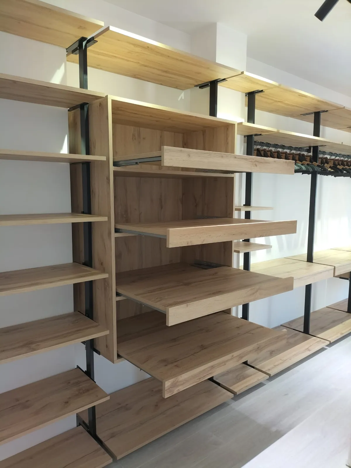 Vestidor con perfilería negra