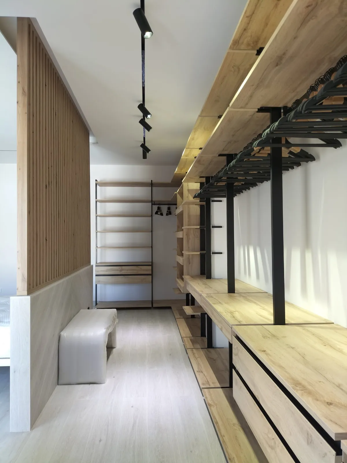 Vestidor con perfilería negra