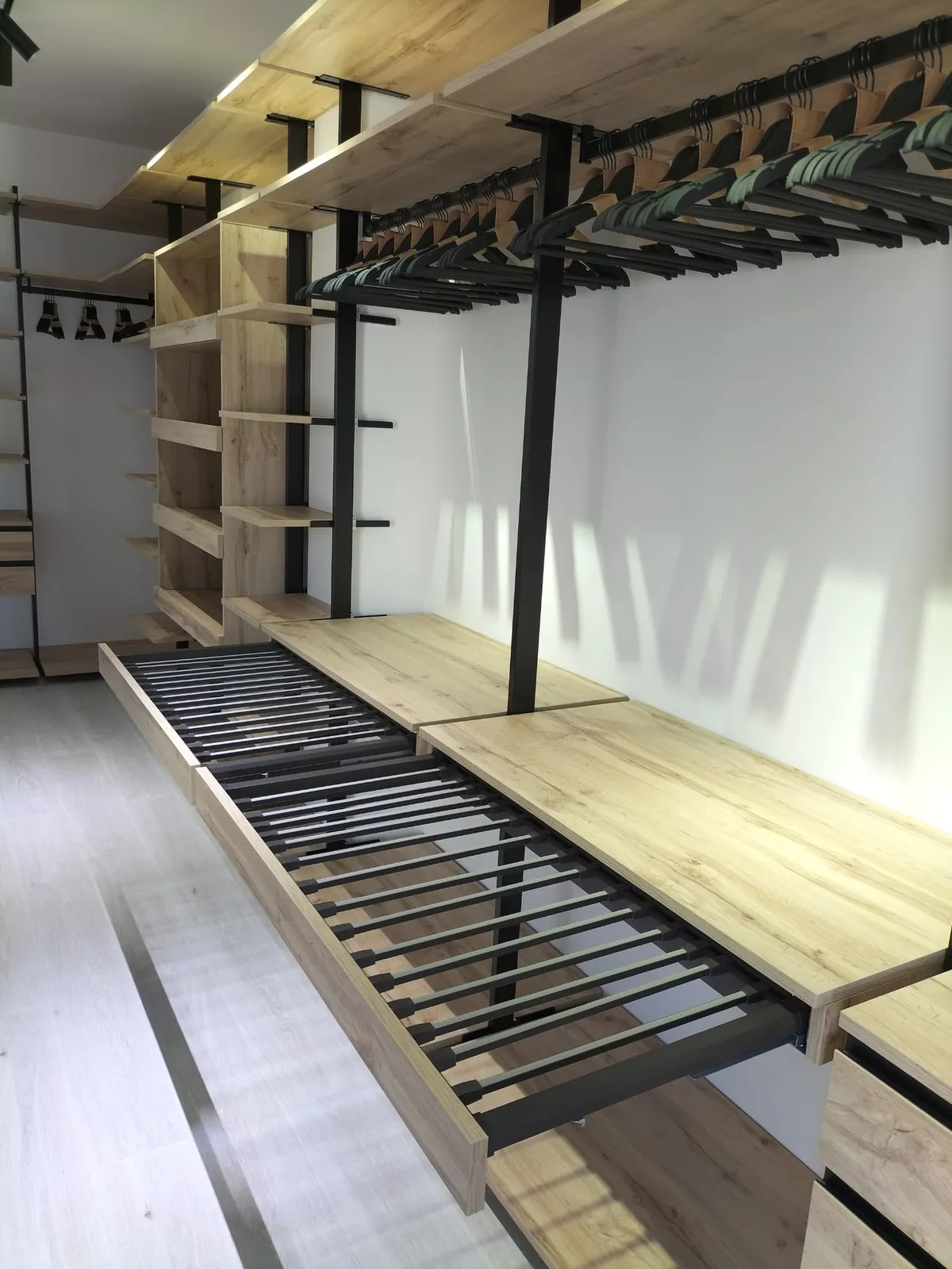 Vestidor con perfilería negra