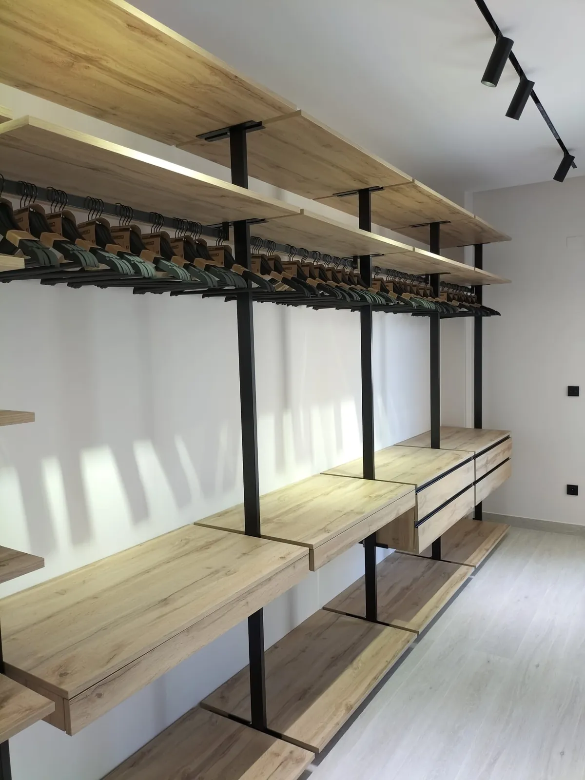 Vestidor con perfilería negra