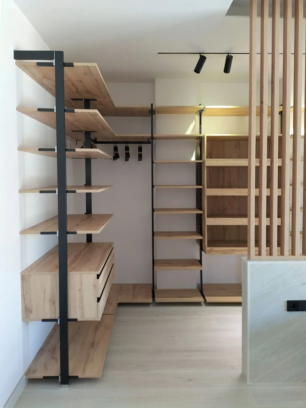 Vestidor con perfilería negra
