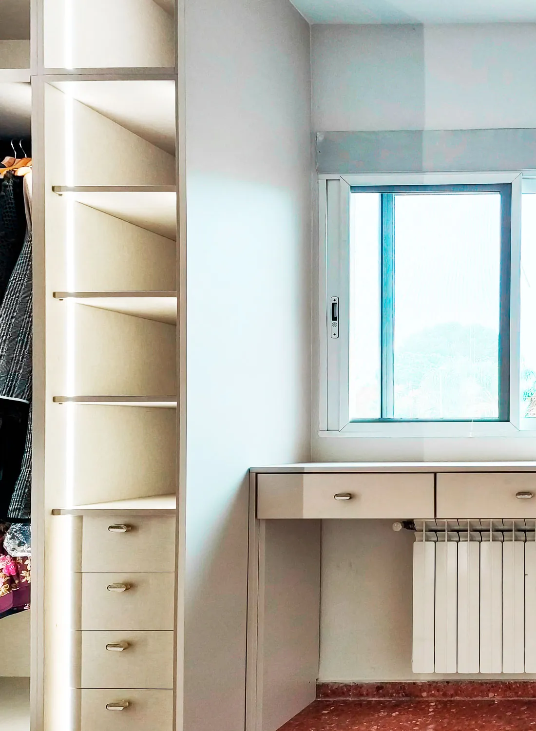 Vestidor con zapatero y cómoda
