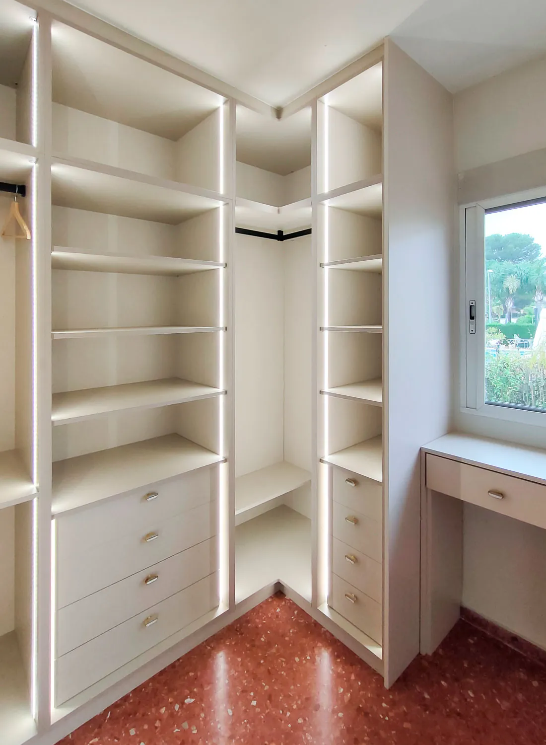 Vestidor con zapatero y cómoda