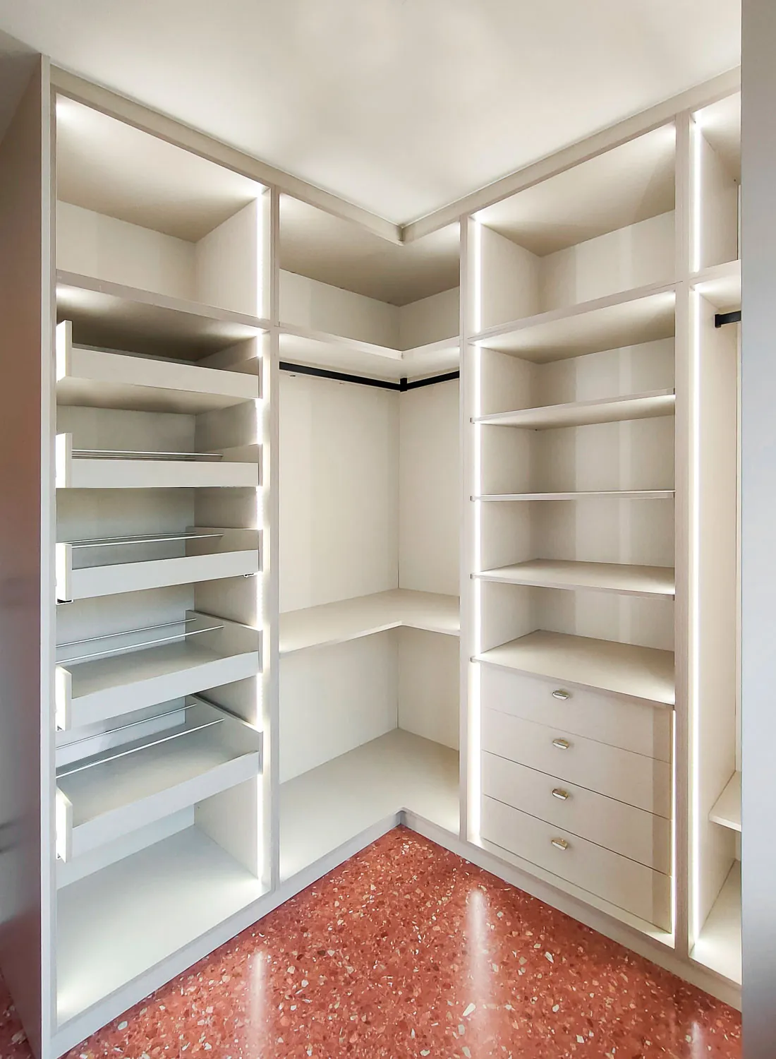 Vestidor con zapatero y cómoda