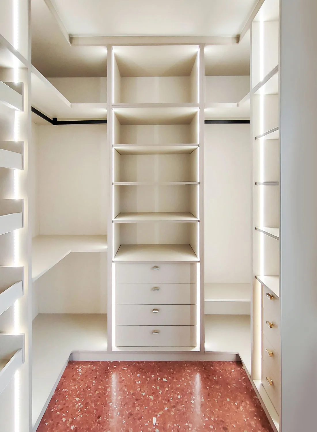 Vestidor con zapatero y cómoda