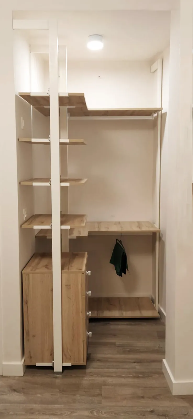 Vestidor pequeño y minimalista