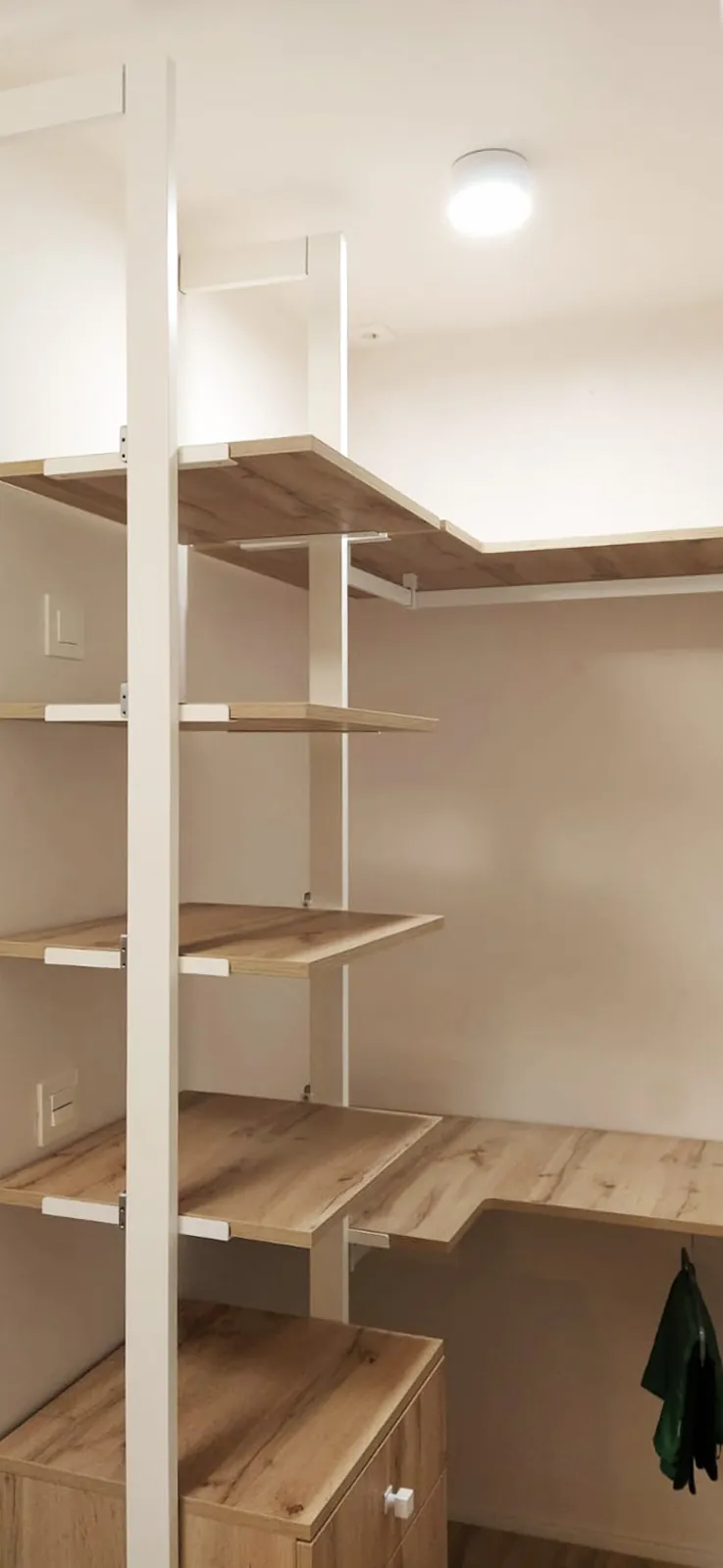 Vestidor pequeño y minimalista