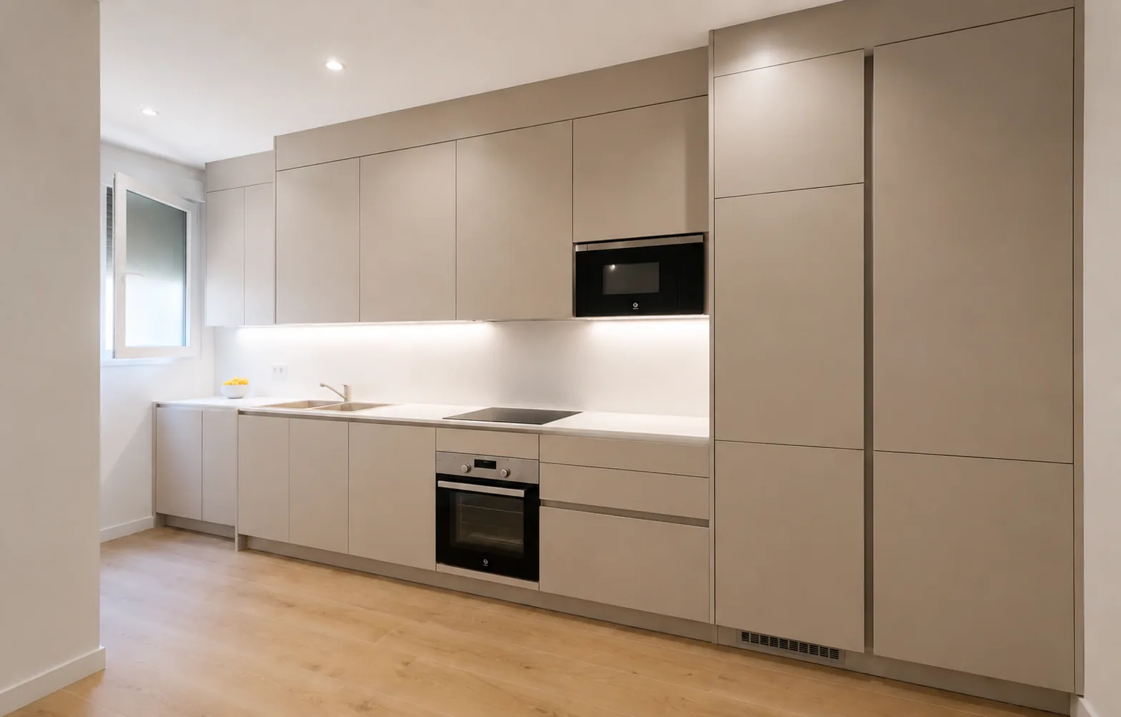 Una cocina de 280 cm de altura con la zona técnica integrada