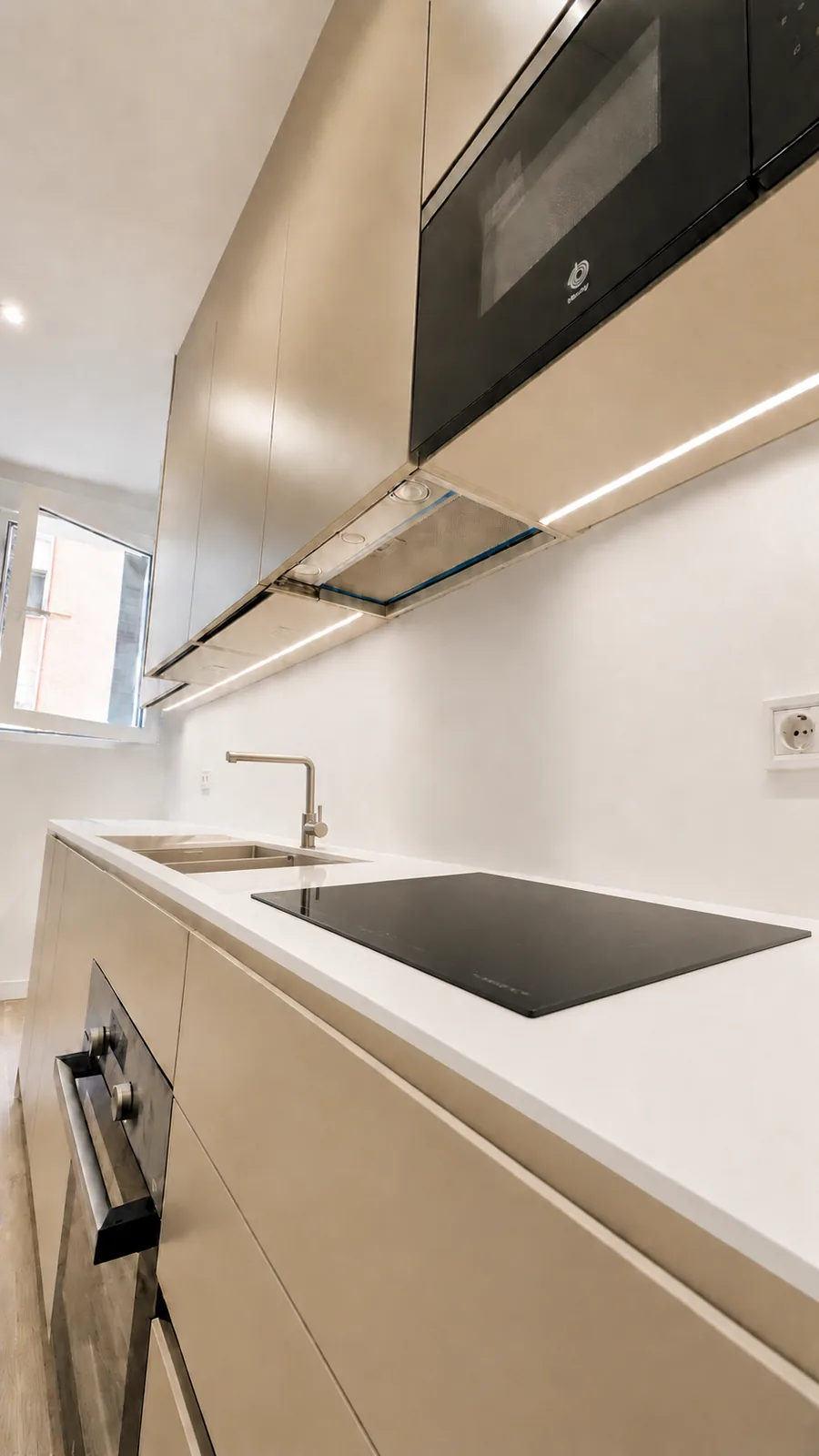 Una cocina de 280 cm de altura con la zona técnica integrada
