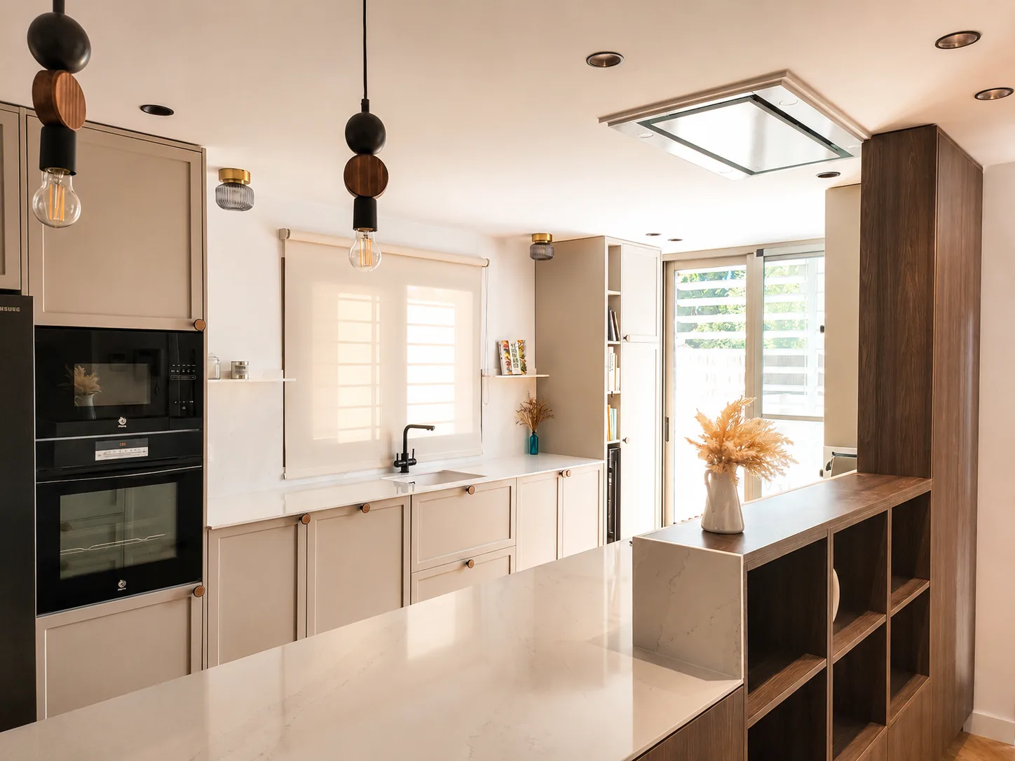 Una cocina abierta con isla y un mueble que conecta los espacios
