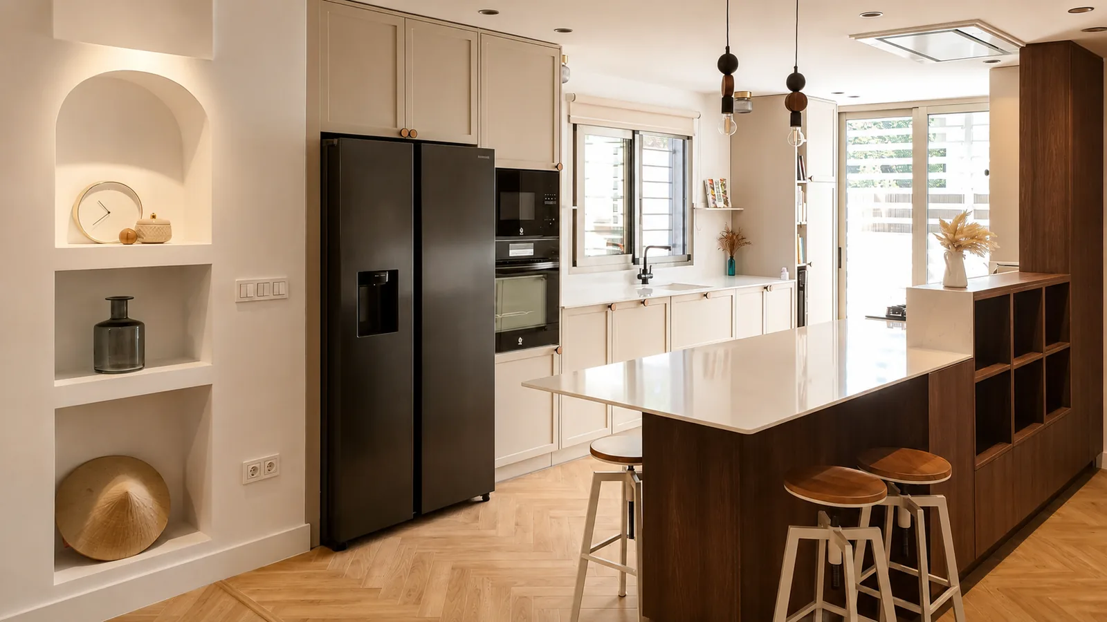 Una cocina abierta con isla y un mueble que conecta los espacios