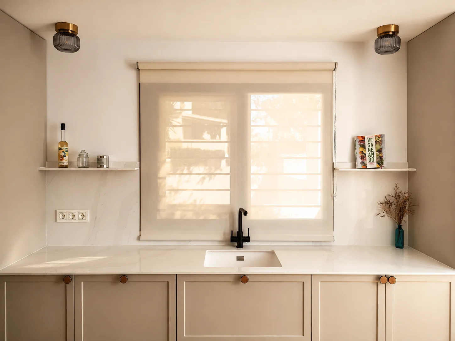 Una cocina abierta con isla y un mueble que conecta los espacios