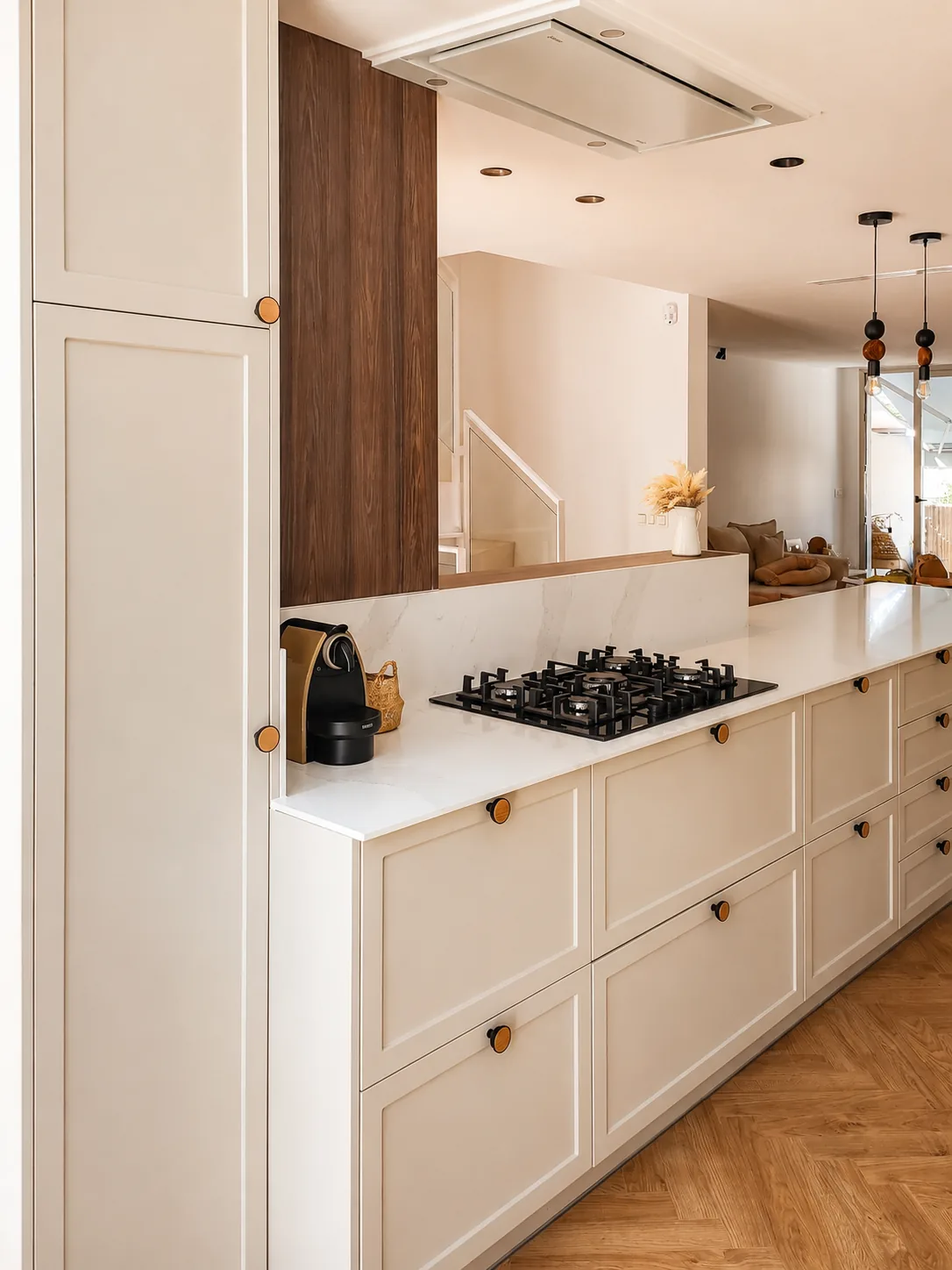 Una cocina abierta con isla y un mueble que conecta los espacios