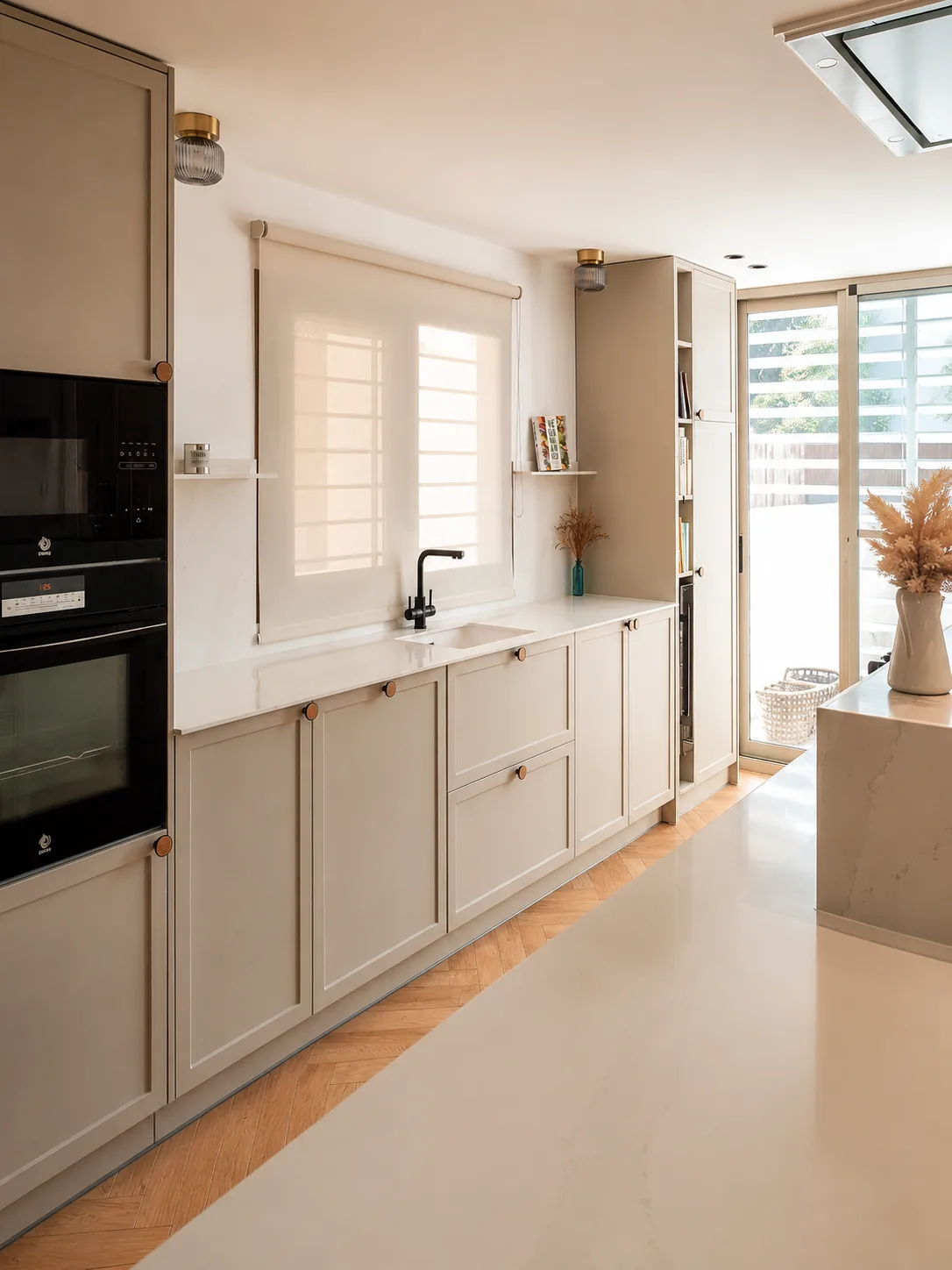 Una cocina abierta con isla y un mueble que conecta los espacios