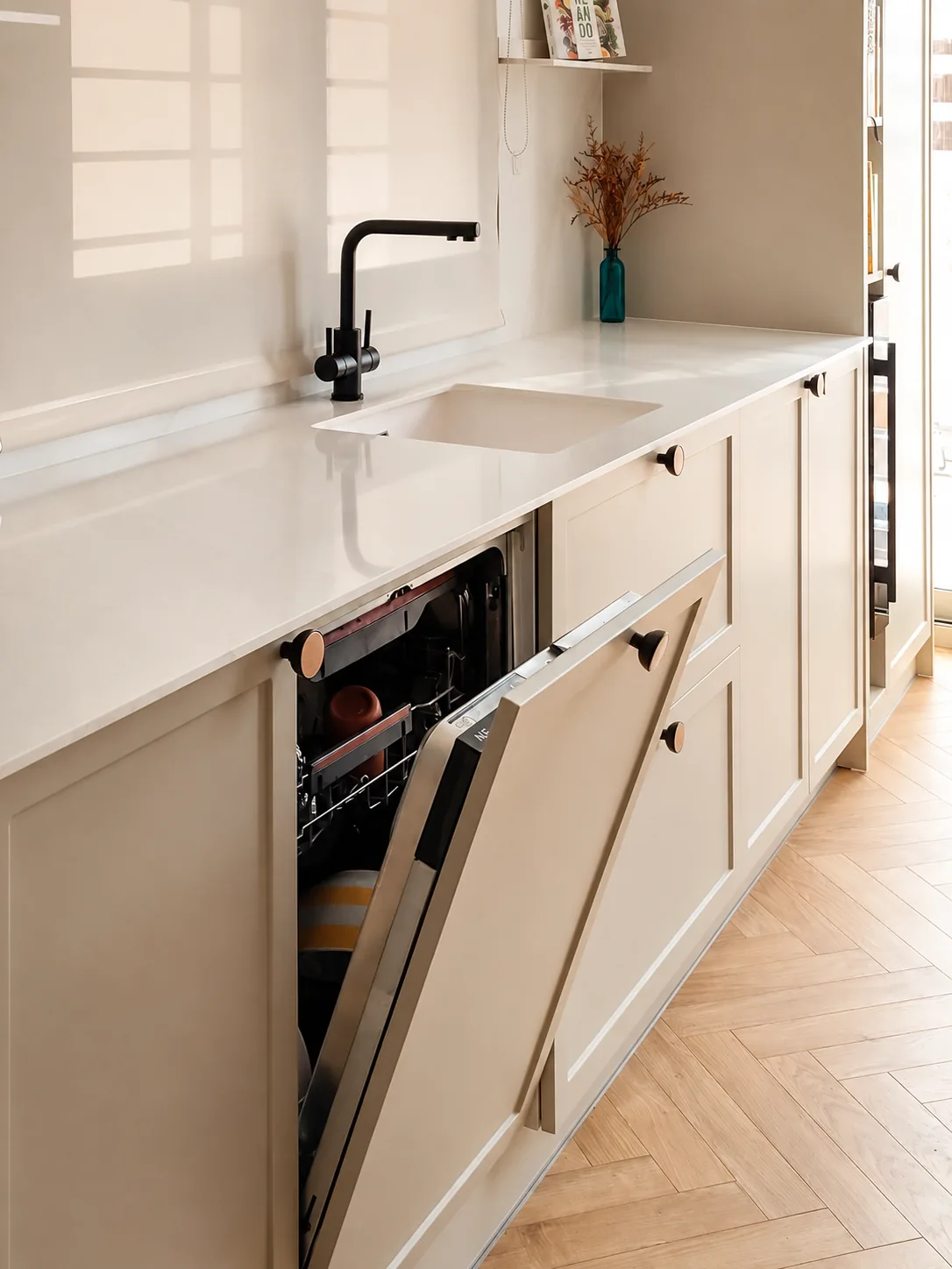 Una cocina abierta con isla y un mueble que conecta los espacios