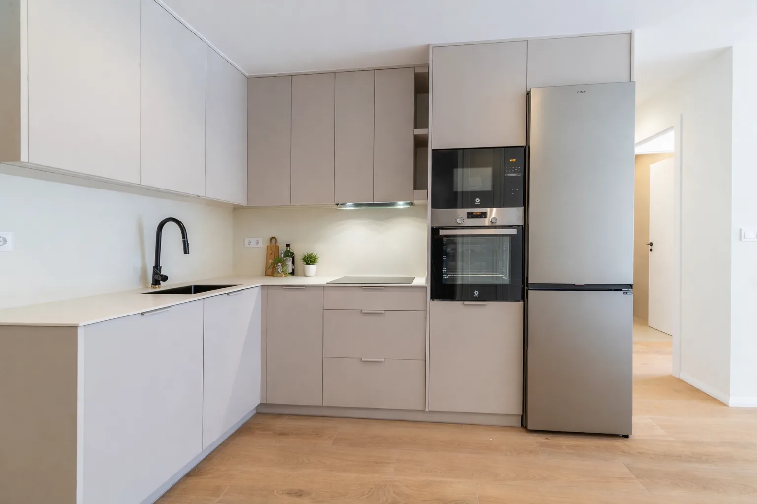 Una cocina abierta y luminosa donde cada centímetro cuenta