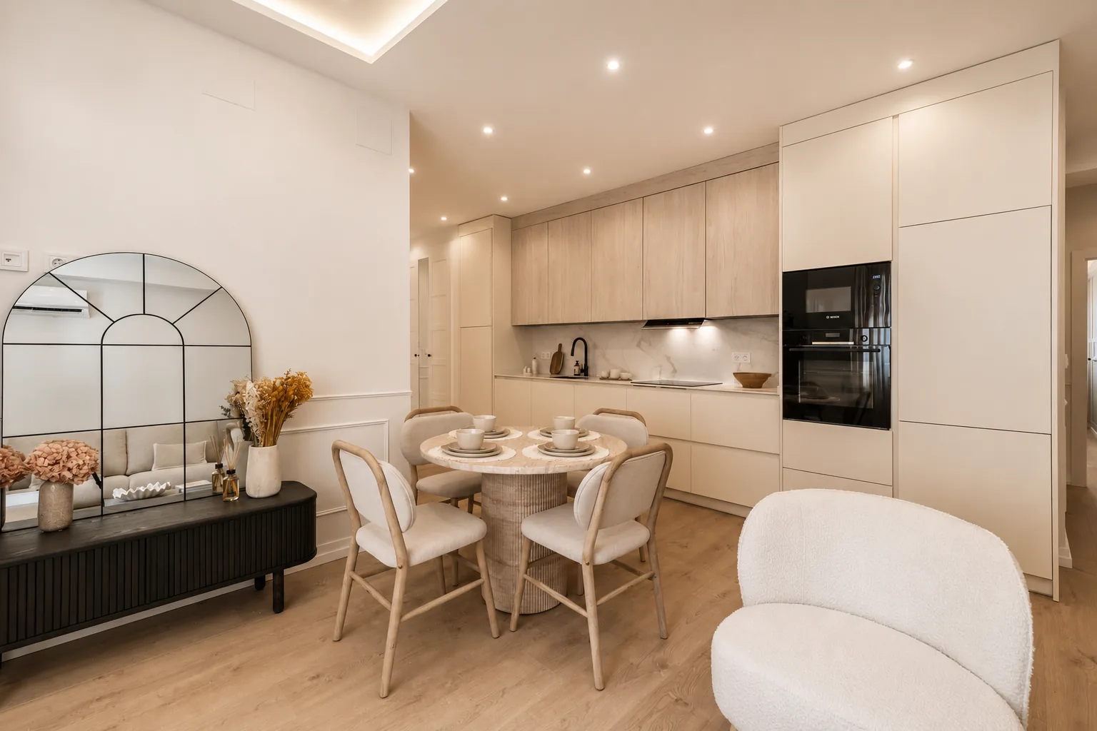 Una cocina abierta, integrada en el pasillo y abierta al salón