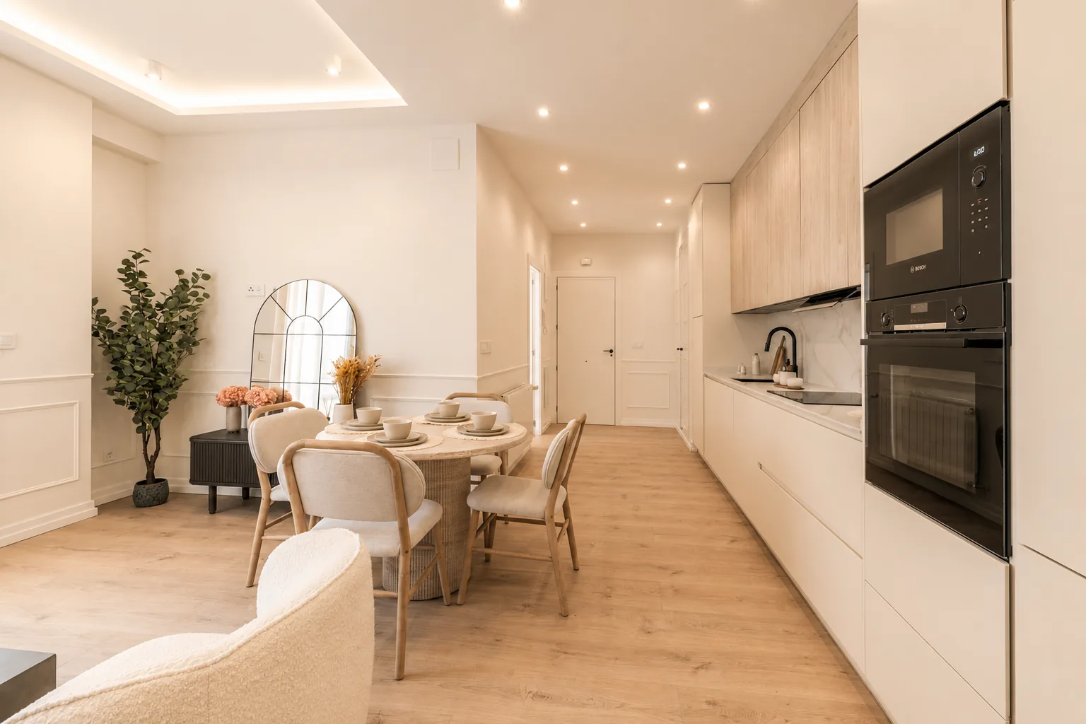 Una cocina abierta, integrada en el pasillo y abierta al salón