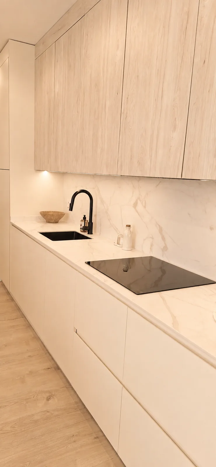 Una cocina abierta, integrada en el pasillo y abierta al salón