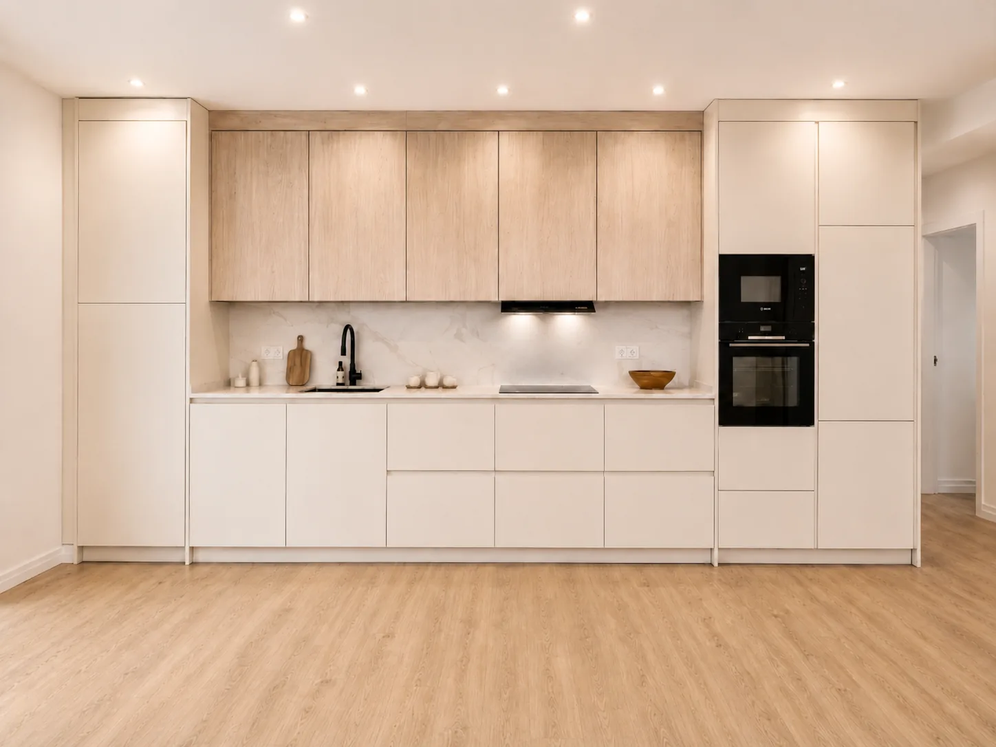 Una cocina abierta, integrada en el pasillo y abierta al salón