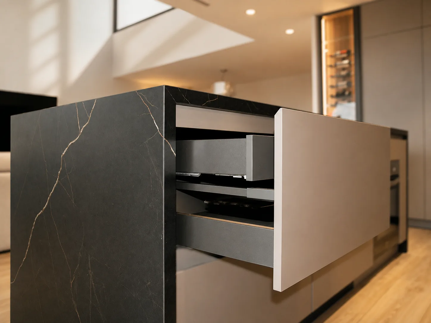 Una cocina abierta al salón, diseñada como parte de la arquitectura