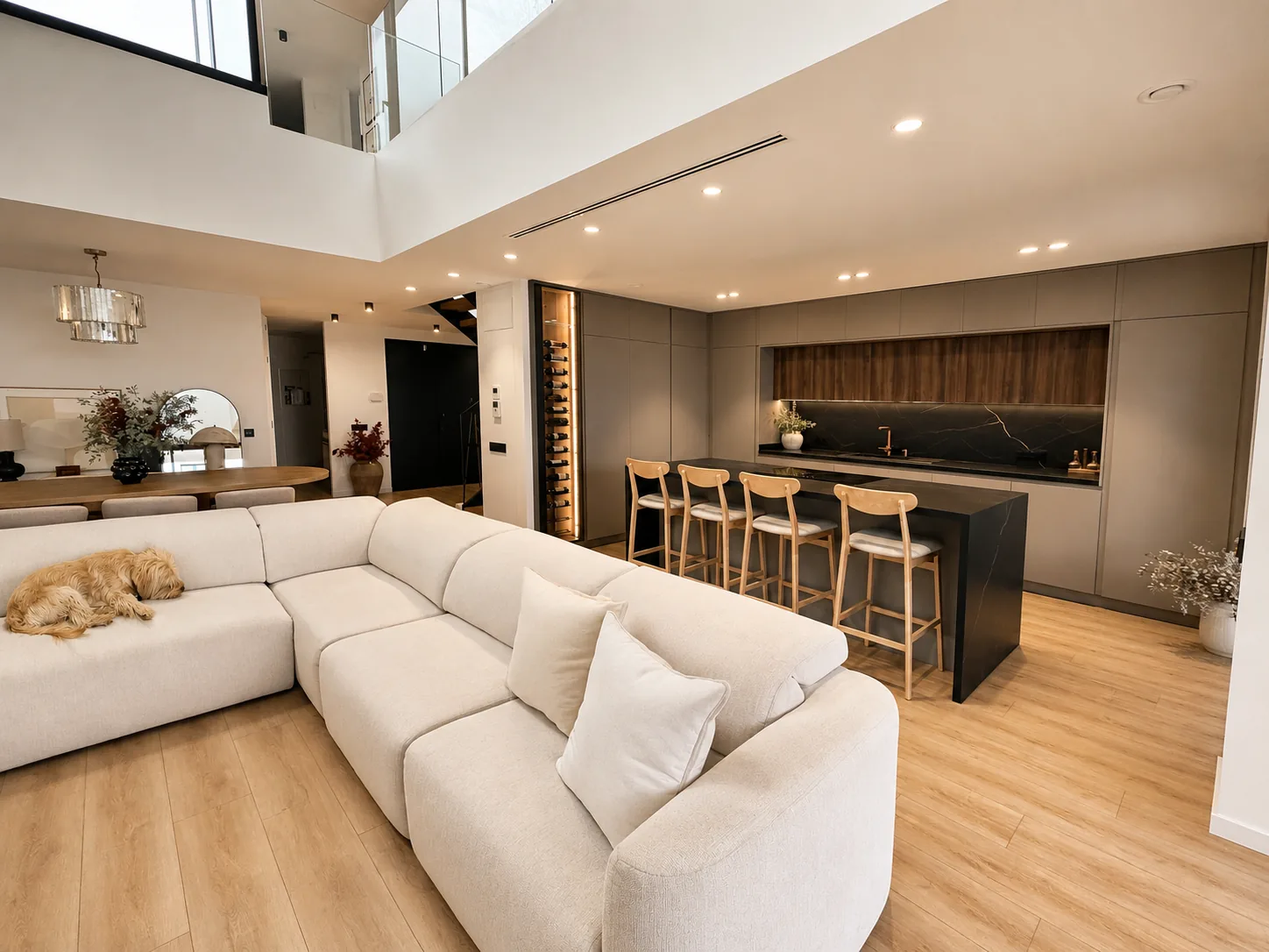 Una cocina abierta al salón, diseñada como parte de la arquitectura