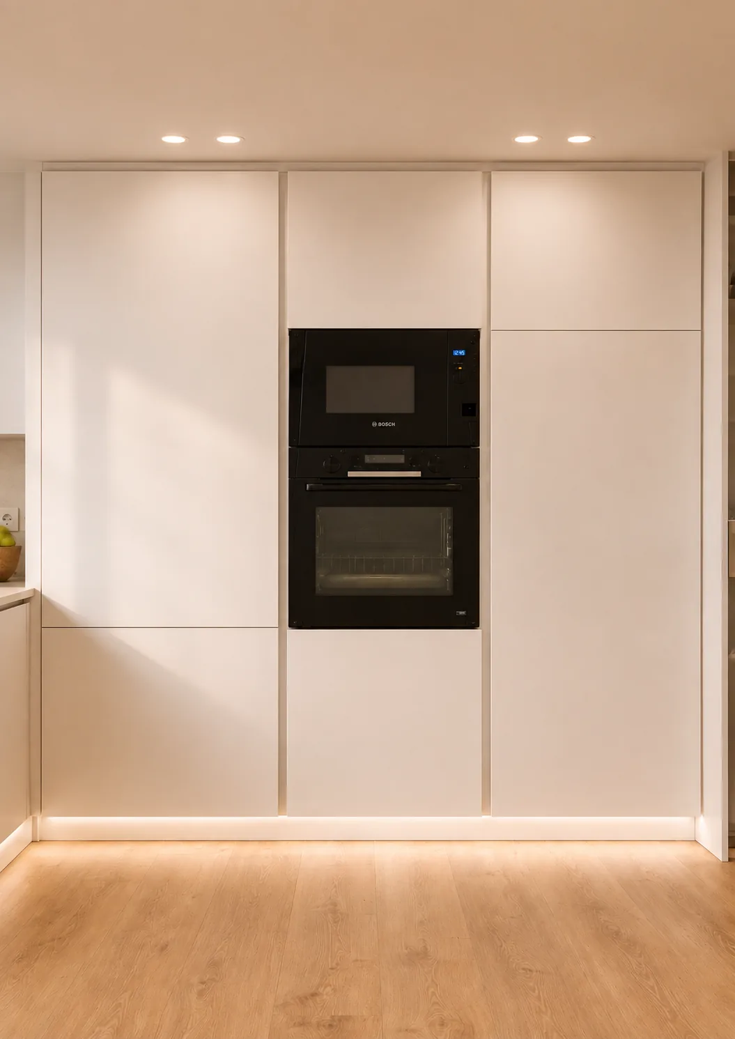 Una cocina blanca abierta diseñada para aprovechar cada centímetro