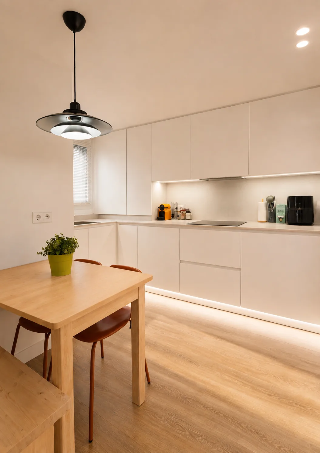 Una cocina blanca diseñada para aprovechar cada centímetro